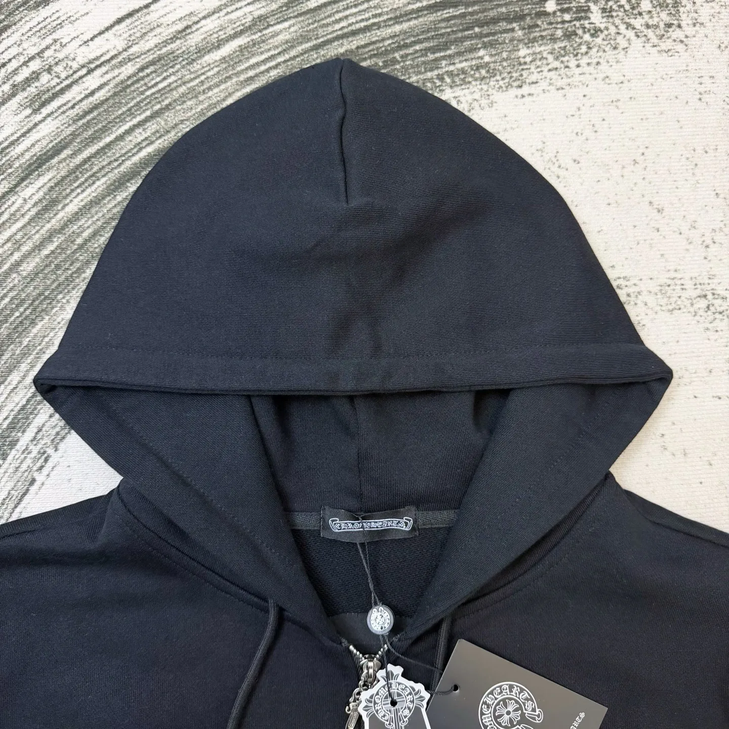 P320 Chrome Hearts large label embroidered hooded jacket ChromeHearts counter, made of 430g double-strand double yarn pure cotton terry fabric, original custom hardware zipper, details restored in place, very textured on the handle, three-dimensional and atmospheric, versatile and easy to wear in autumn, simple and elegant, using os version The upper body effect is very good, suitable for all body types, soft and comfortable, CH Sanskrit embroidered letters on the front ➕ Horseshoe Sanskrit large leather label on the back The small mark on the hem is the finishing touch. It is machine washable. It will not fade or deform. It has complete accessories. Original mold opening. Perfect restoration. ZP 2:1. Same style for men and women. Versatile and not picky. Size: s m l xl. Color: black